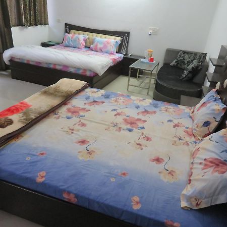 Nikunj Palace Hotel วรินดาวัน ภายนอก รูปภาพ