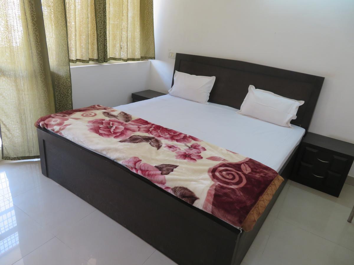 Nikunj Palace Hotel วรินดาวัน ภายนอก รูปภาพ