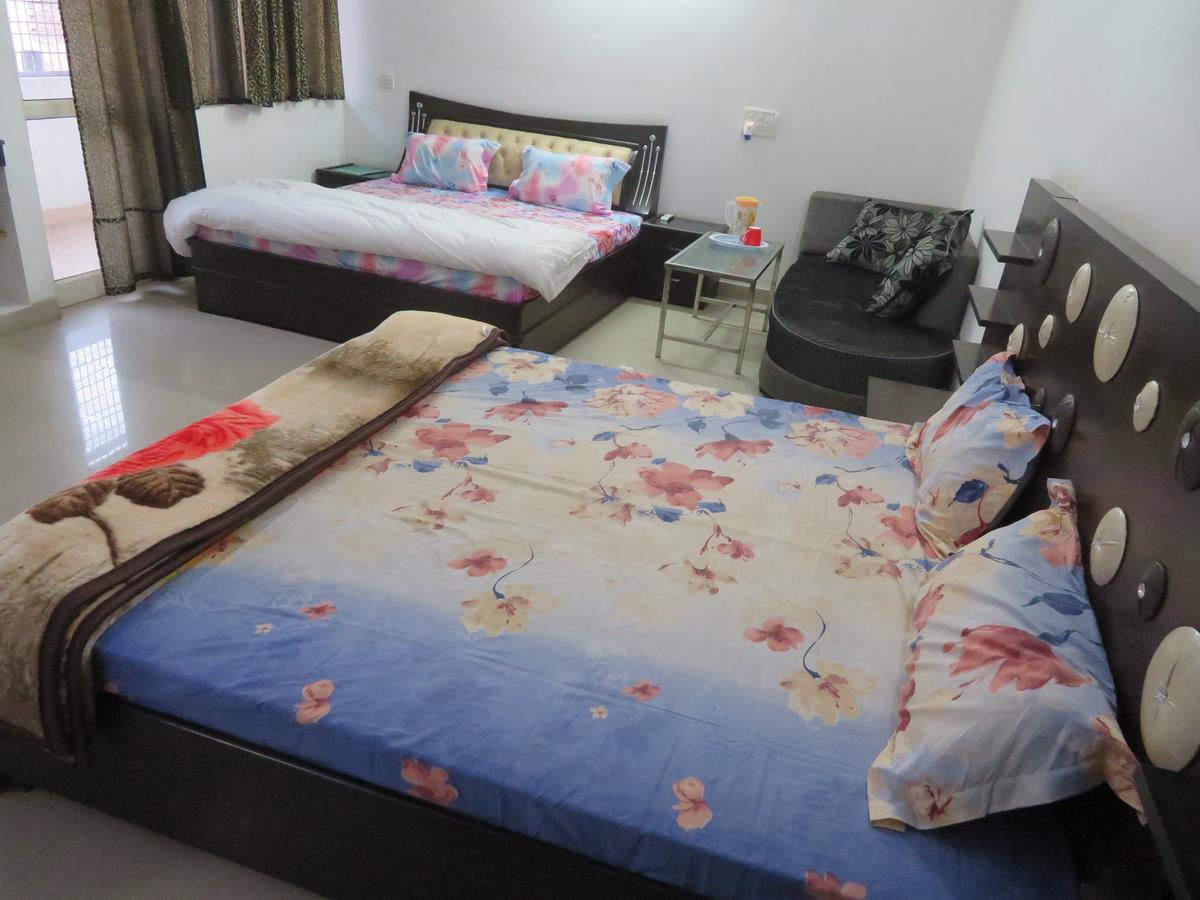 Nikunj Palace Hotel วรินดาวัน ภายนอก รูปภาพ